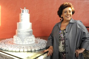 Leda Nagle em frente ao bolo de 25 anos do Sem Censura