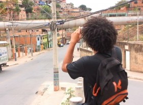 Um dos jovens tirando fotos da cidade