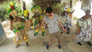 Vicente Coelho danca com o grupo Sao Jorge da Golmeia em Salvador
