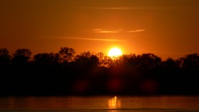 O pôr do sol dá colorido especial ao rio