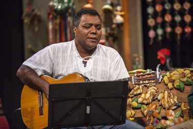 O cantor interpreta a canção "Cadeira Vazia', de Lupicínio Rodrigues 