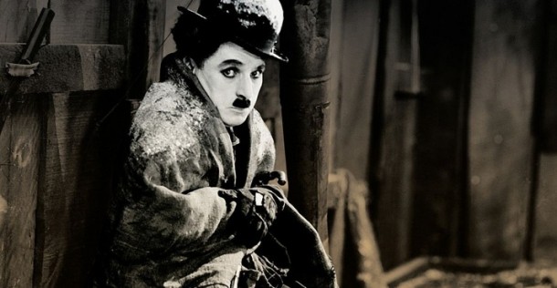 Charlie Chaplin interpretando Carlitos, o Vagabundo, no filme "A corrida do ouro"