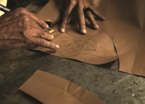 O artesão cearense Espedito Seleiro mostra suas técnicas