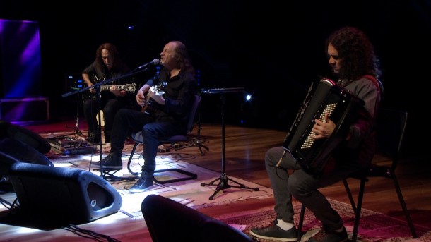 Alceu Valença acompanhado dos músicos Paulo Rafael (violão de aço e viola) e André Julião (sanfona)