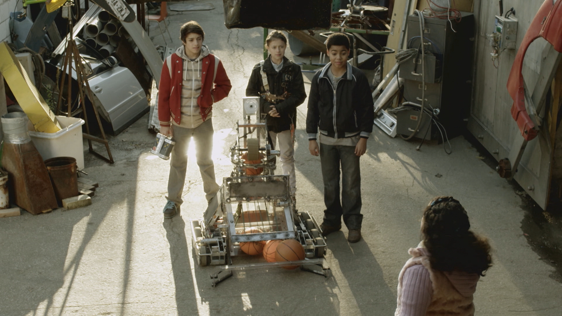 Zack, Ana, Nick, Sofia e o robô-atleta
