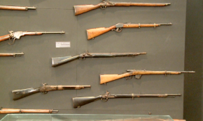 Algumas peças da coleção de armas...