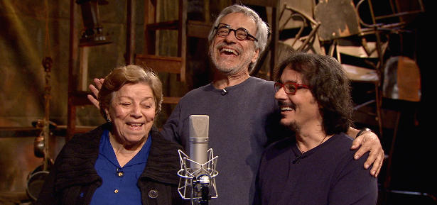 Aderbal Freire-Filho (centro) se diverte com a técnica dos dubladores Selma e Ricardo.