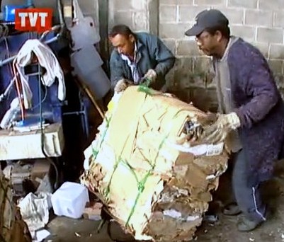 Cooperados preparam o lixo para a reciclagem