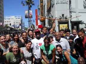 Mestre Boneco e populares na Calçada da Fama em Los Angeles