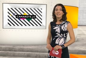A jornalista Helena Coelho apresenta o programa Camarote 21