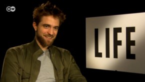 O ator britânico Robert Pattinson vive Dennis Stock