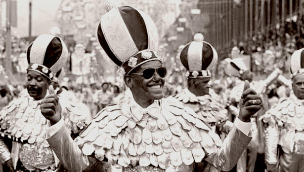 Compositor Cartola em desfile da Estação Primeira de Mangueira (1978).