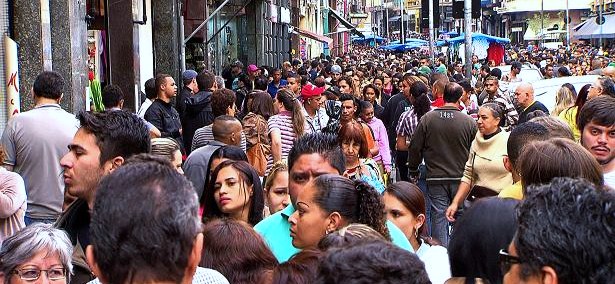 Mais de um milhão de consumidores passam pela Rua 25 de Março no final do ano