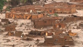 O mar de lama deixou casas e ruas destruídas