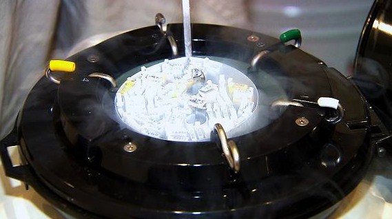 Óvulos e embriões congelados em tambores de nitrogênio líquido.