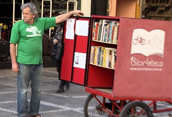 Robson Mendonça disponibiliza livros pelas ruas de São Paulo, por meio de sua "Bicicloteca".