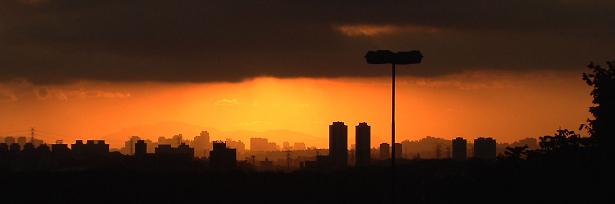 Gases e partículas poluentes cobrem os céus da Região Metropolitana de São Paulo.