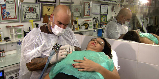 Tatuador Budega trabalha na reconstituição da auréola dos seios de pessoas que tiveram câncer de mama.