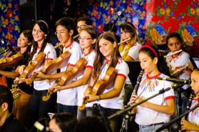 Projeto oferece aulas de flauta, rabeca e capoeira para crianças e adolescentes