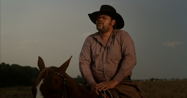 O ator Babu Santana interpreta o pistoleiro “Boca Quente” na minissérie Descalço sobre a Terra Vermelha