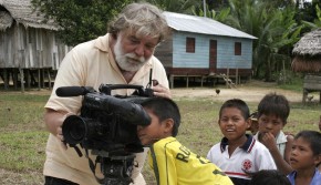 Roberto Werneck com indigenas do povo Ticunas na Amazonia