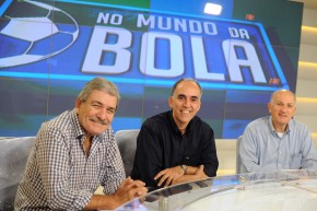 Sergio du Bocage entre os comentaristas Marcio Guedes e Alberto Léo na bancada do No Mundo da Bola