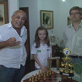 Repórter Davi de Almeida entrevista pai e filha campeões de xadrez