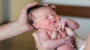 O recém-nascido recebe o carinho dos pais após o parto
