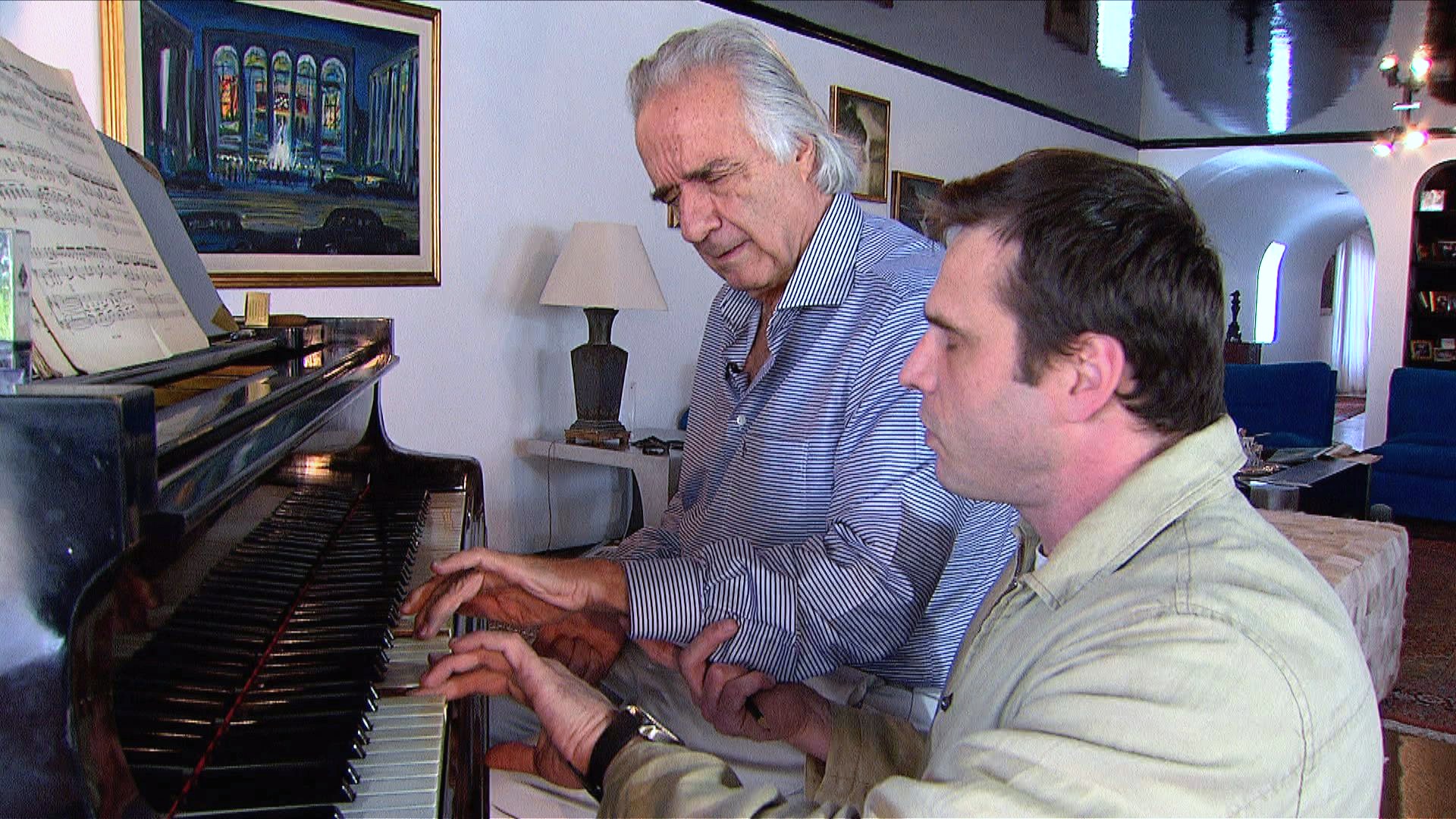 Maestro João Carlos Martins reaprendendo a tocar piano