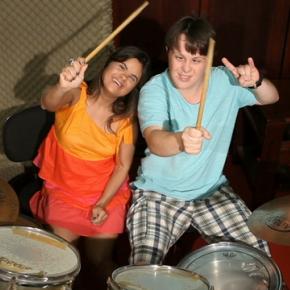 Fernanda toca bateria com Bernardo