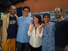 Liliane Reis conversa com os músicos do grupo Água Viva