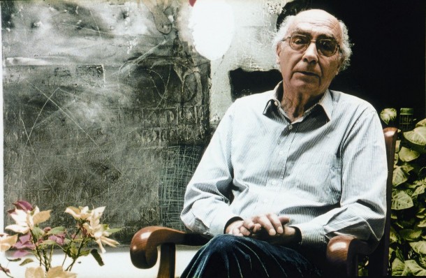 Saudoso escritor português José Saramago concede depoimento ao documentário