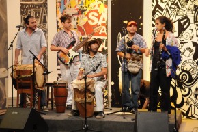 A banda Kumbiamba debuta no palco do Estúdio Móvel