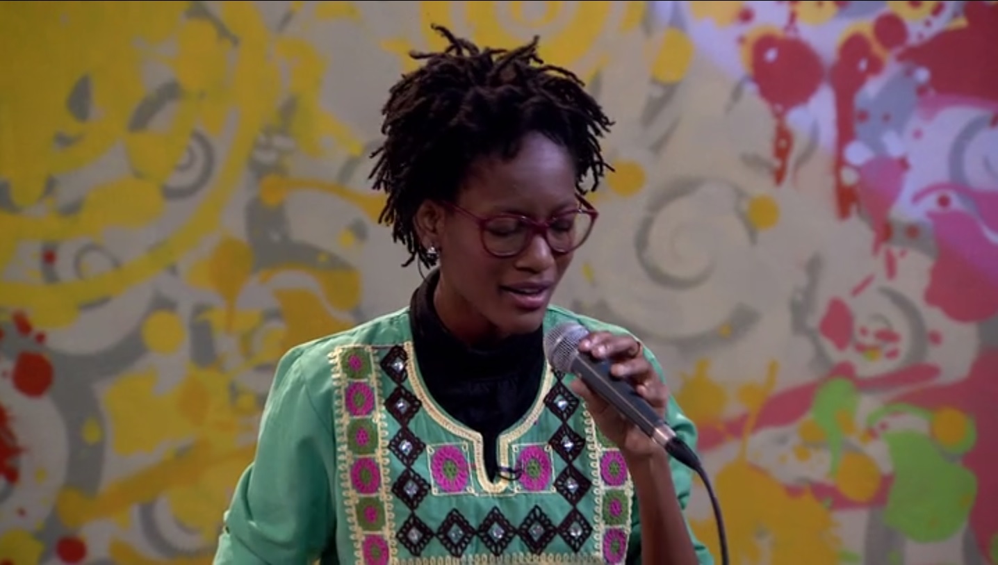A cantora moçambicana Lenna Bahule canta no estúdio do programa