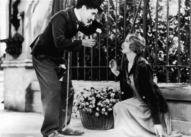O encontro de Carlitos com a florista cega no clássico "Luzes da Cidade", um dos principais filmes de Chaplin