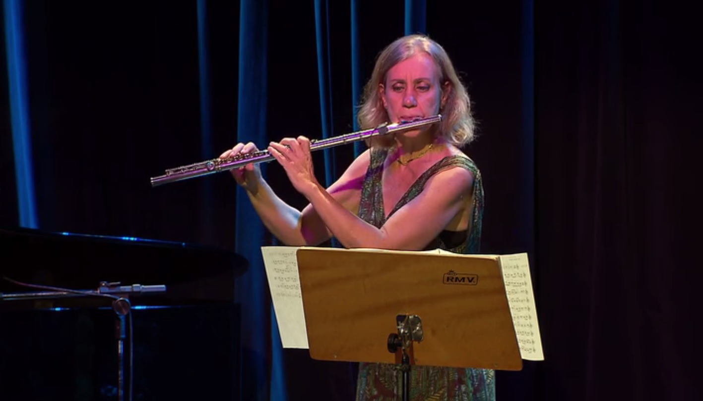 A flautista Marta Ozzetti lançou o primeiro disco no ano passado