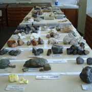 O laboratório contém um acervo de minerais e rochas, com amostras dos principais minerais existentes