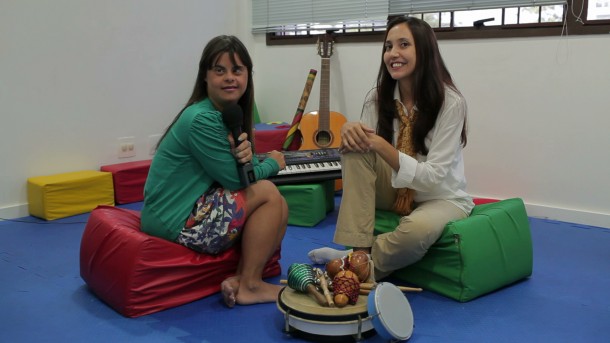 Repórter Fernanda Honorato conversa com a musicoterapeuta Laryane