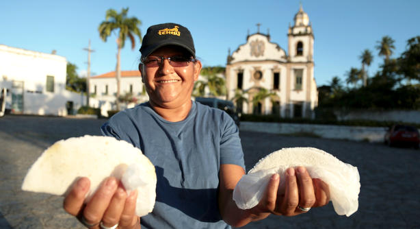 Com orgulho, Dona Dalva oferece suas prestigiadas tapiocas em Olinda (PE).