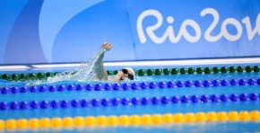 Nadadores mergulham na piscina em disputa por medalha. Na foto, a brasileira Maiara Regina Pereira Barreto nos 100m nado livre S3. Crédito: Fernando Frazão/Agência Brasil.