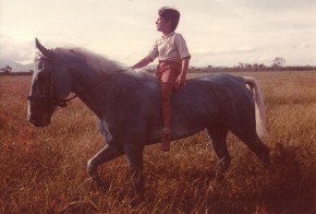 O jovem Vicente montado em seu belo cavalo azul