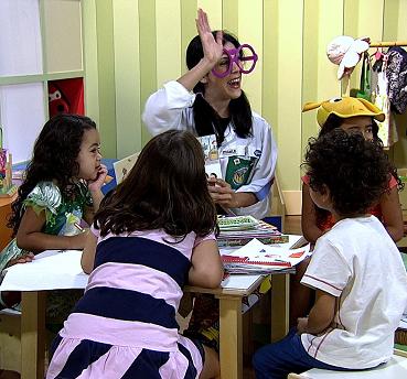Crianças entretidas com a contadora de histórias Alexsandra Mauro