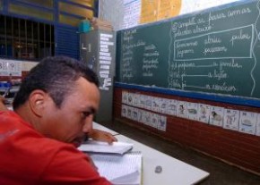  Aluno da turma de alfabetização de jovens e adultos da Escola Classe 116 de Santa Maria, no entorno do Distrito Federal. (José Cruz/Arquivo ABr)