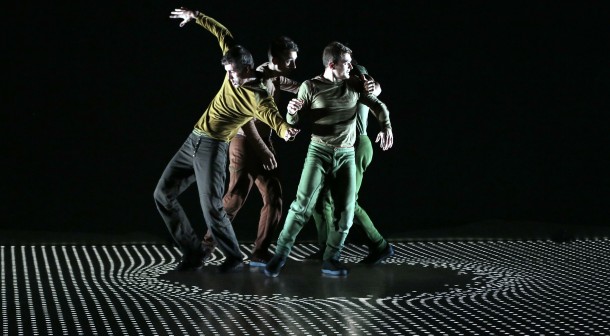 Movimento dos bailarinos durante gravação do espetáculo Pixel. Crédito: Patrick Kerger