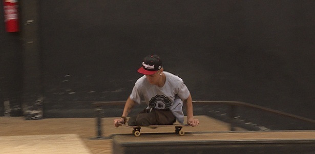 Felipe pratica sua "arte" em uma pista de skate, em Curitiba.