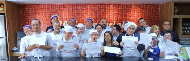 Os novos chefs recebem seus certificados.