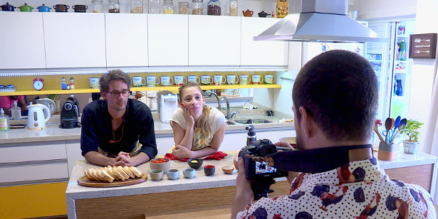 Felipe e Débora gravam vídeo para seu canal na Internet, o "Chef Cenoura", voltado para os públicos surdo e ouvinte.