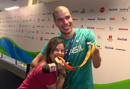 Fernanda Honorato conversa com o nadador Daniel Dias, maior medalhista em natação paralímpica de todos os tempos.