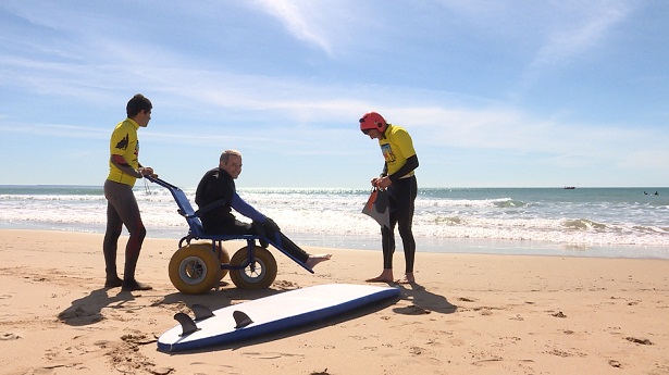 Zé Luiz Pacheco se prepara para surfar com os professores da Associação Portuguesa de Surf Adaptado.