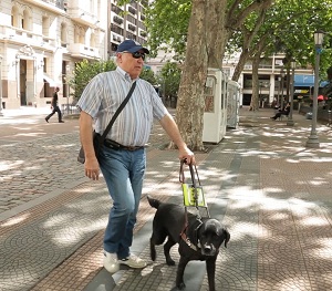 Alberto Calcagno foi o primeiro cego no Uruguai a usar um cão-guia.